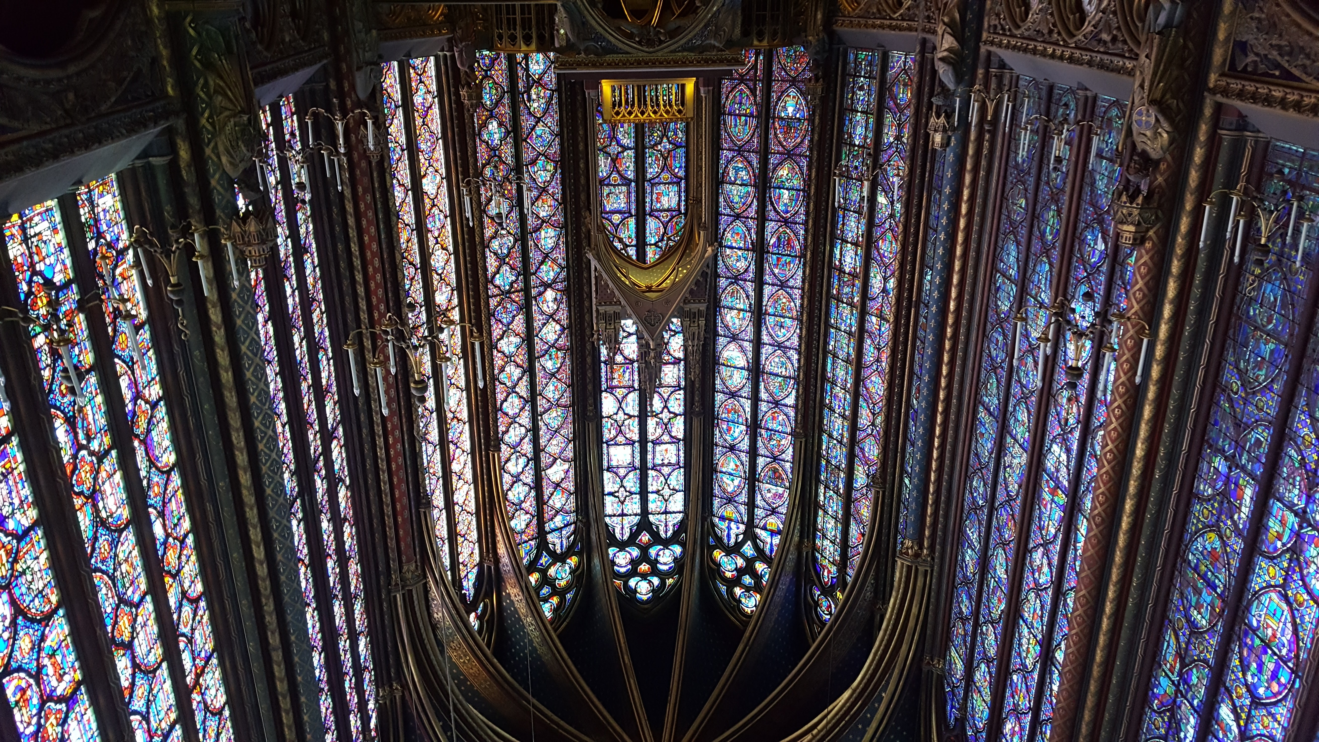Le vetrate della cappella superiore della Sainte-Chapelle illuminate dalla luce, Parigi