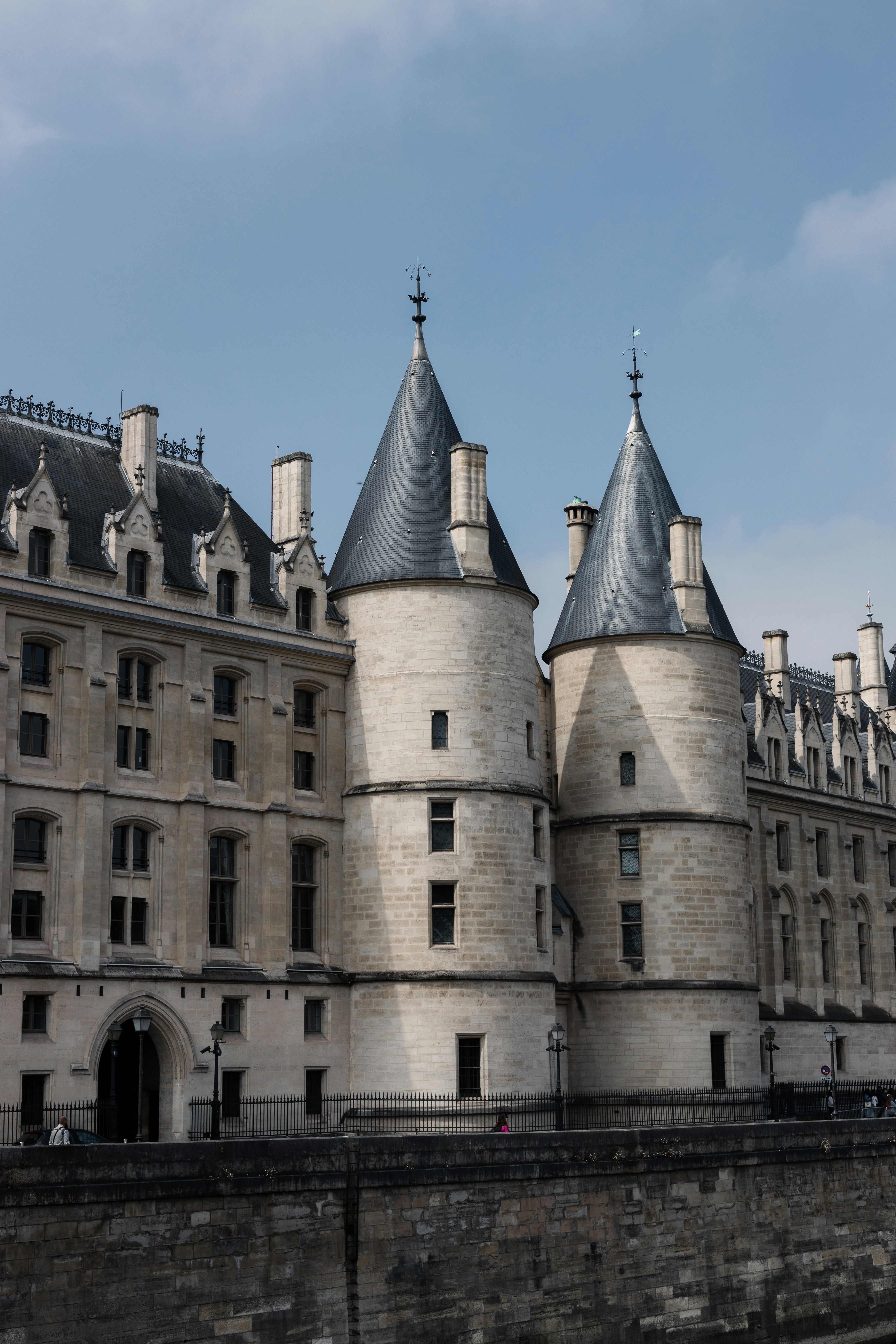 Le torri medievali della Conciergerie sul lungosenna, antico Palais de la Cit&eacute;, Parigi