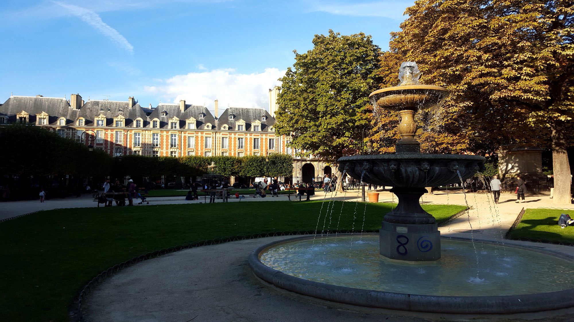 Fontana a Place des Vosges nel Marais a Parigi