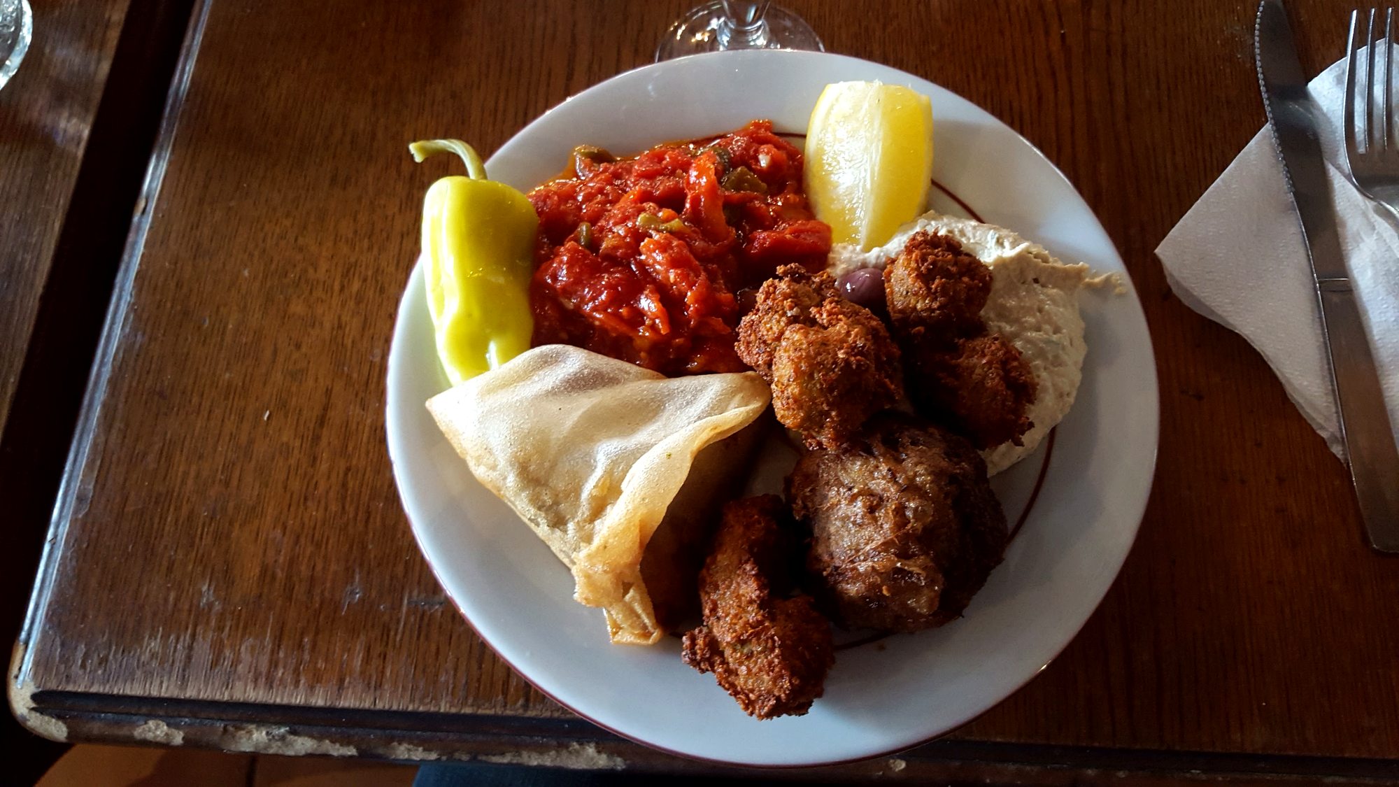 Piatto di falafel e mezze in un ristorante del Marais a Parigi