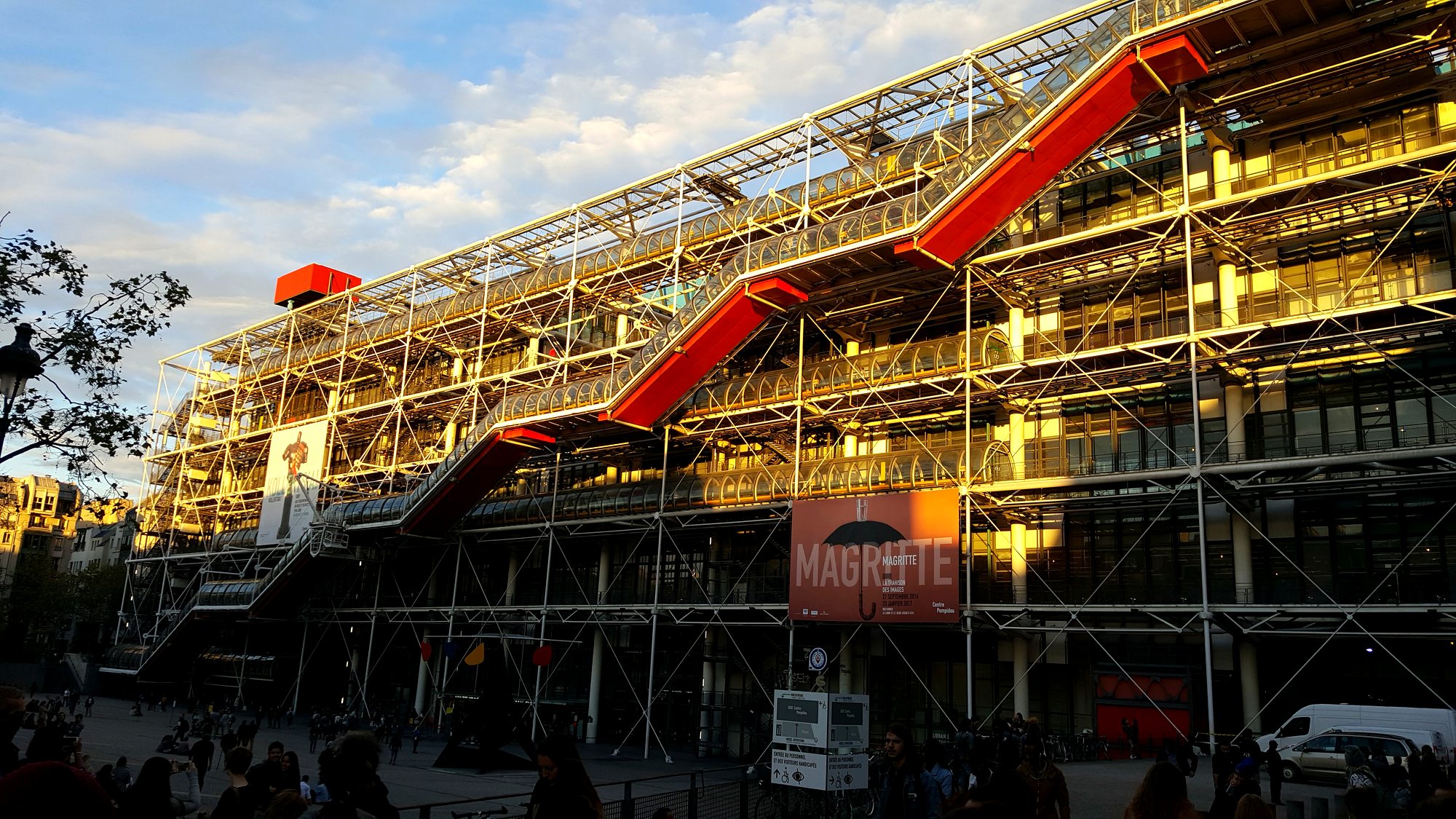 Facciata del Centre Pompidou con le tubature colorate a vista, Parigi