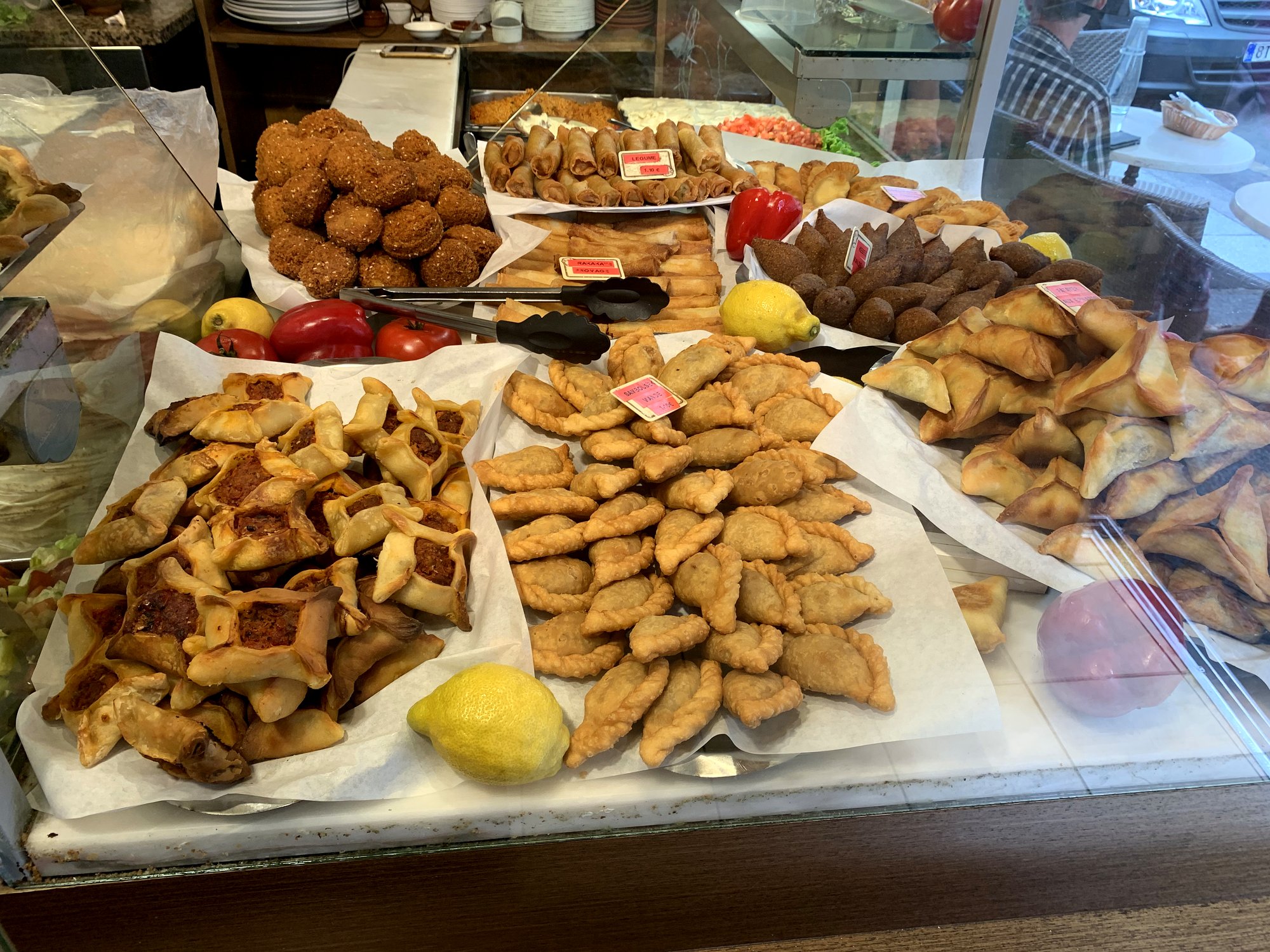 Vetrina di dolci e pasticcini al March&eacute; des Enfants Rouges nel Marais