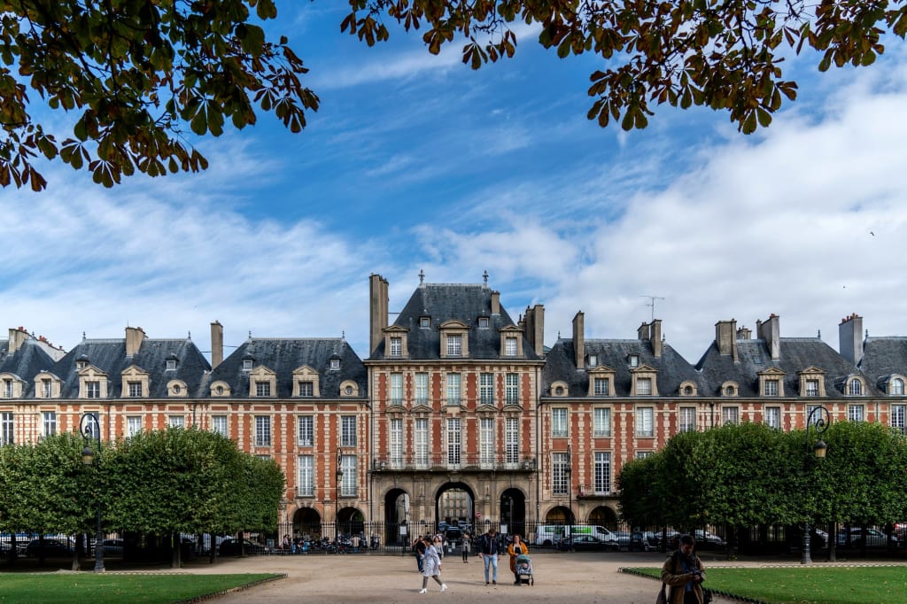 Place des Vosges nel Marais a Parigi, con il Pavillon du Roi e i giardini alberati