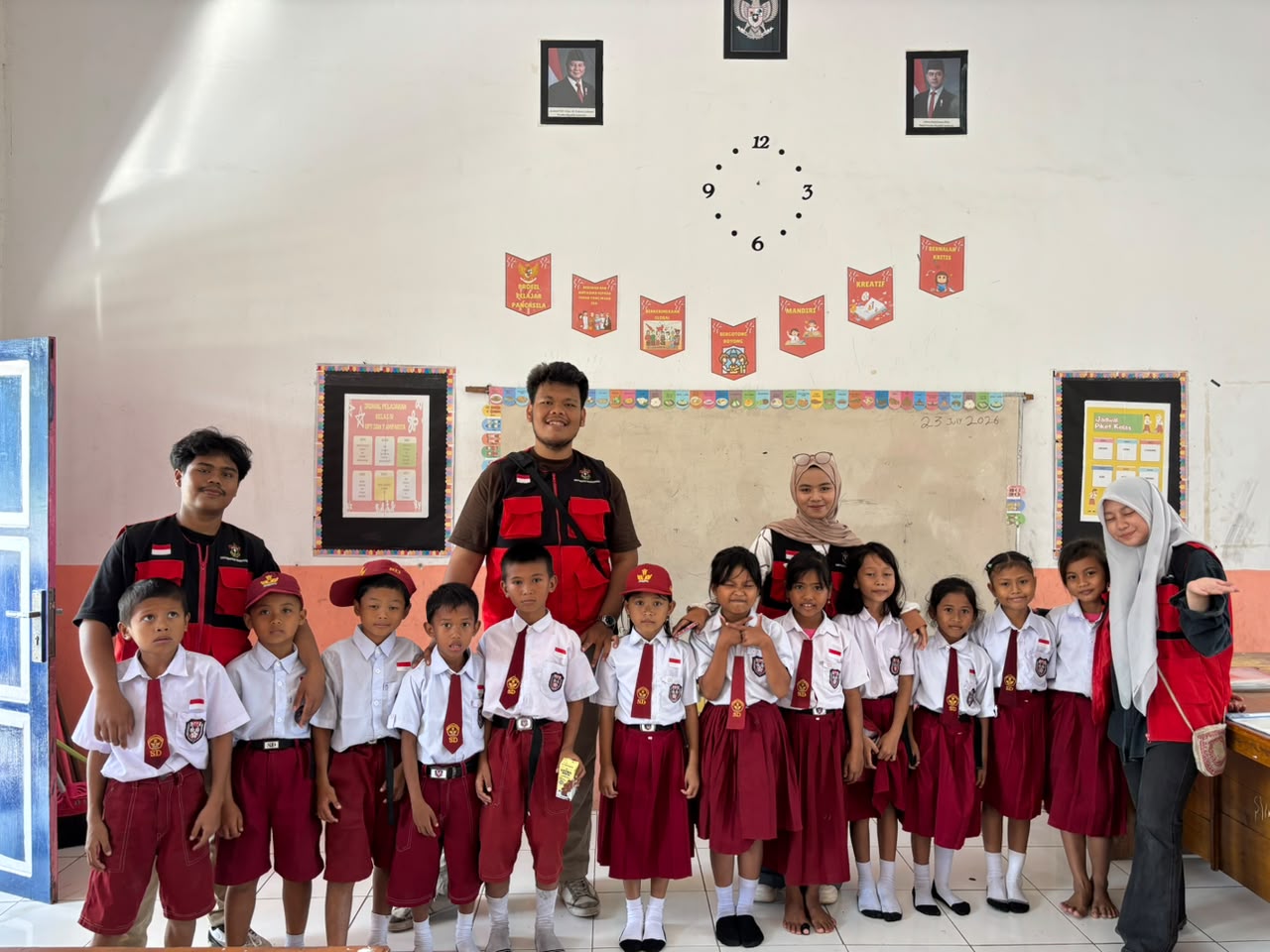 Mahasiswa KKN Unhas Bangkitkan Semangat Belajar Bahasa Inggris di Desa Baula Lewat Metode Interaktif