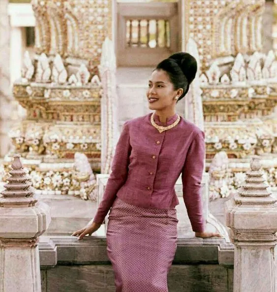 The 8 Royal Thai Costumes At The Old Siam Plaza The 8 Royal Thai Costumes At The Old Siam Plaza