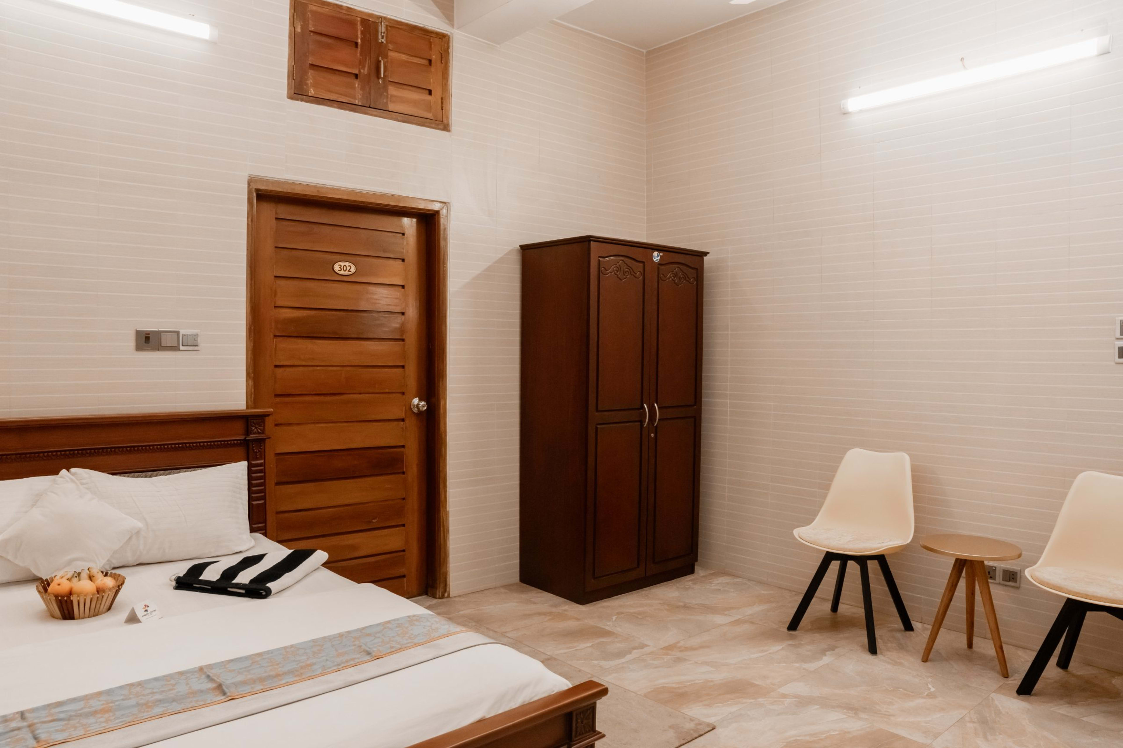 West Side Deluxe Room — photo 10