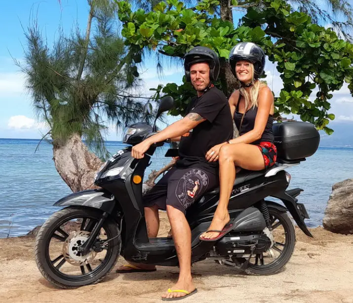 Location scooter en couple à Moorea