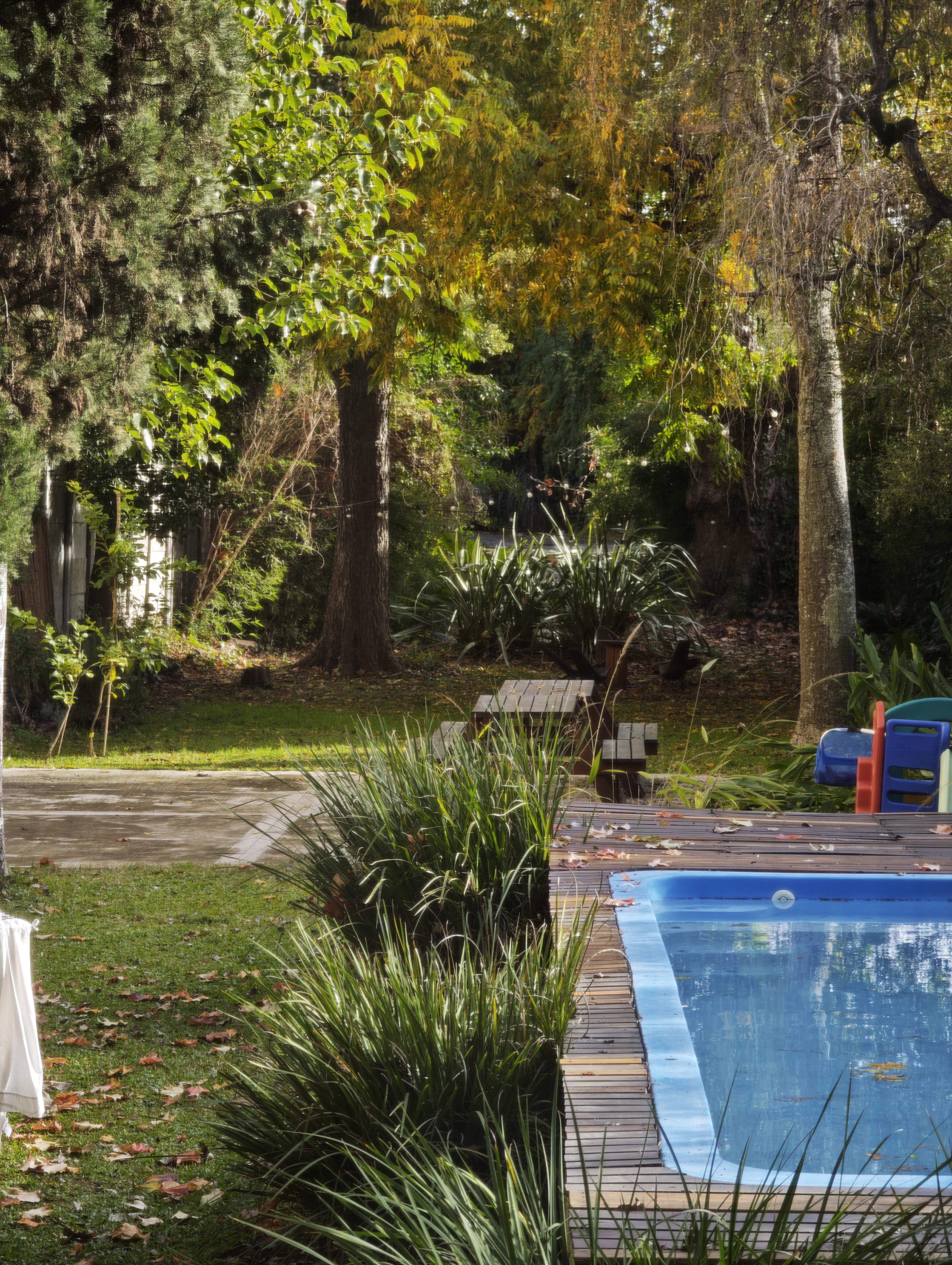 Pileta exterior climatizada con jardín amplio en La Marea B&B, hotel en Tigre Buenos Aires con piscina