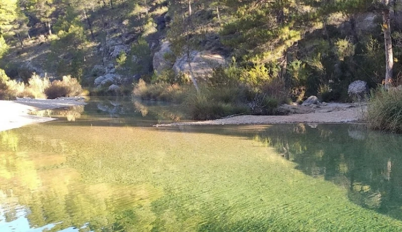 Poza tranquila y aguas en calma ideales para el baño en entorno natural de las Pesqueras, Beceite
