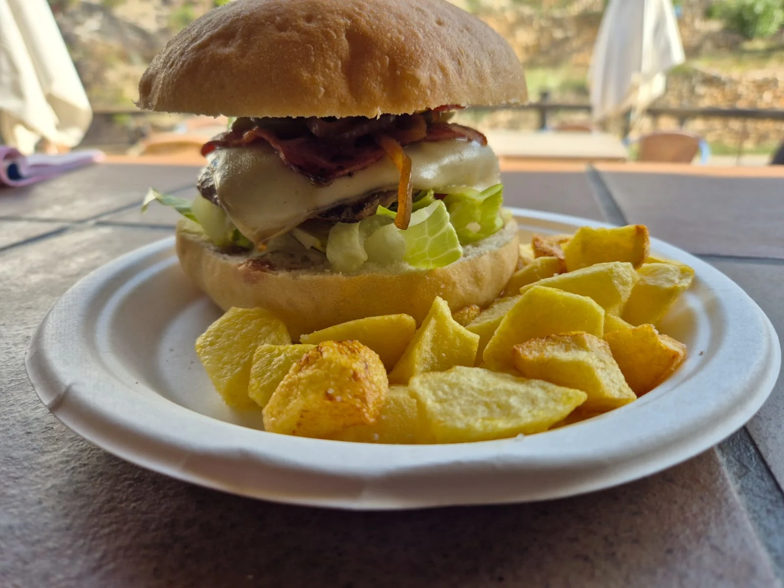 Hamburguesa a la Pimienta | Carta Chiringuito Parrizal de Beceite