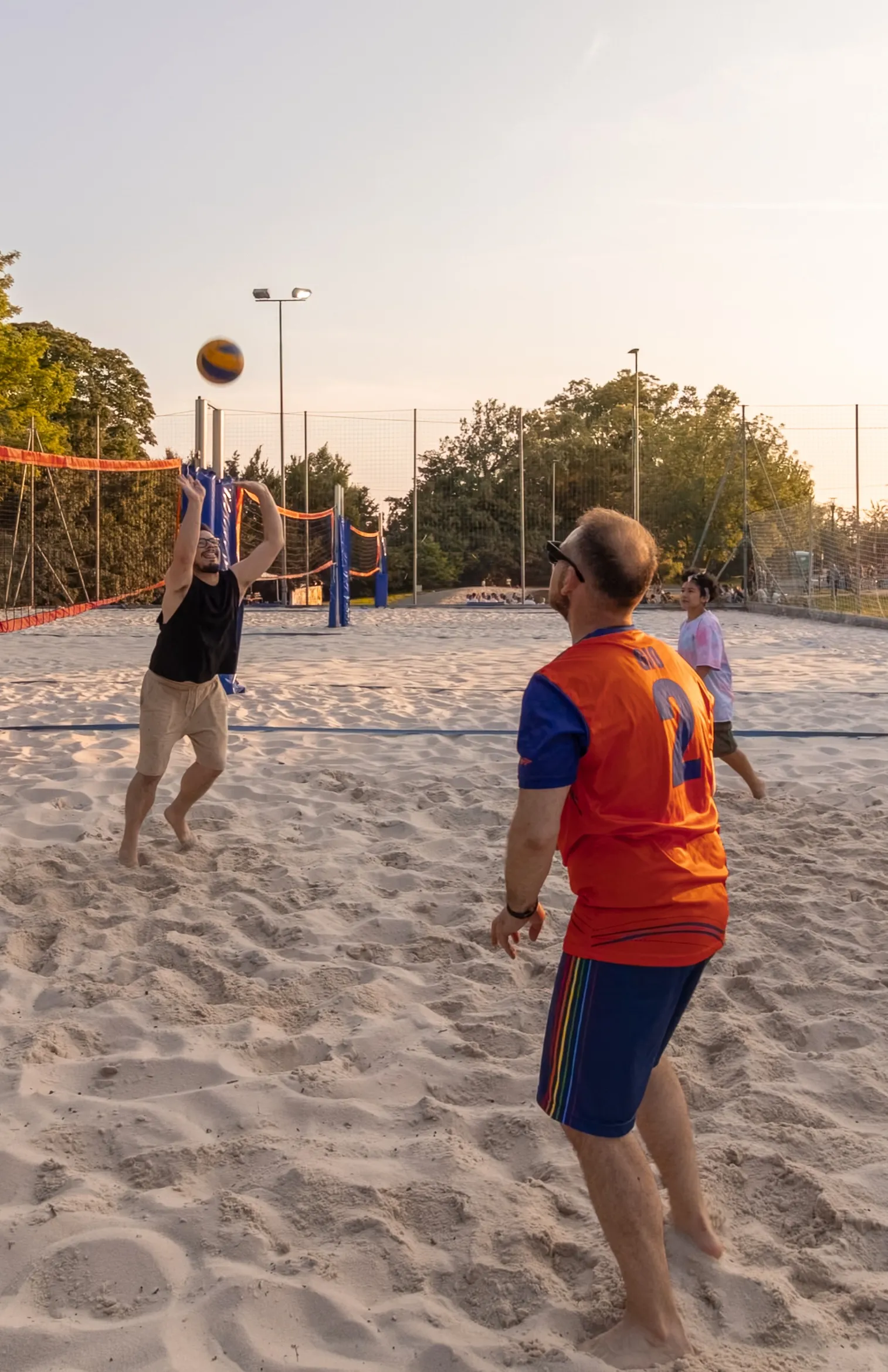 Partita di beach volley al tramonto