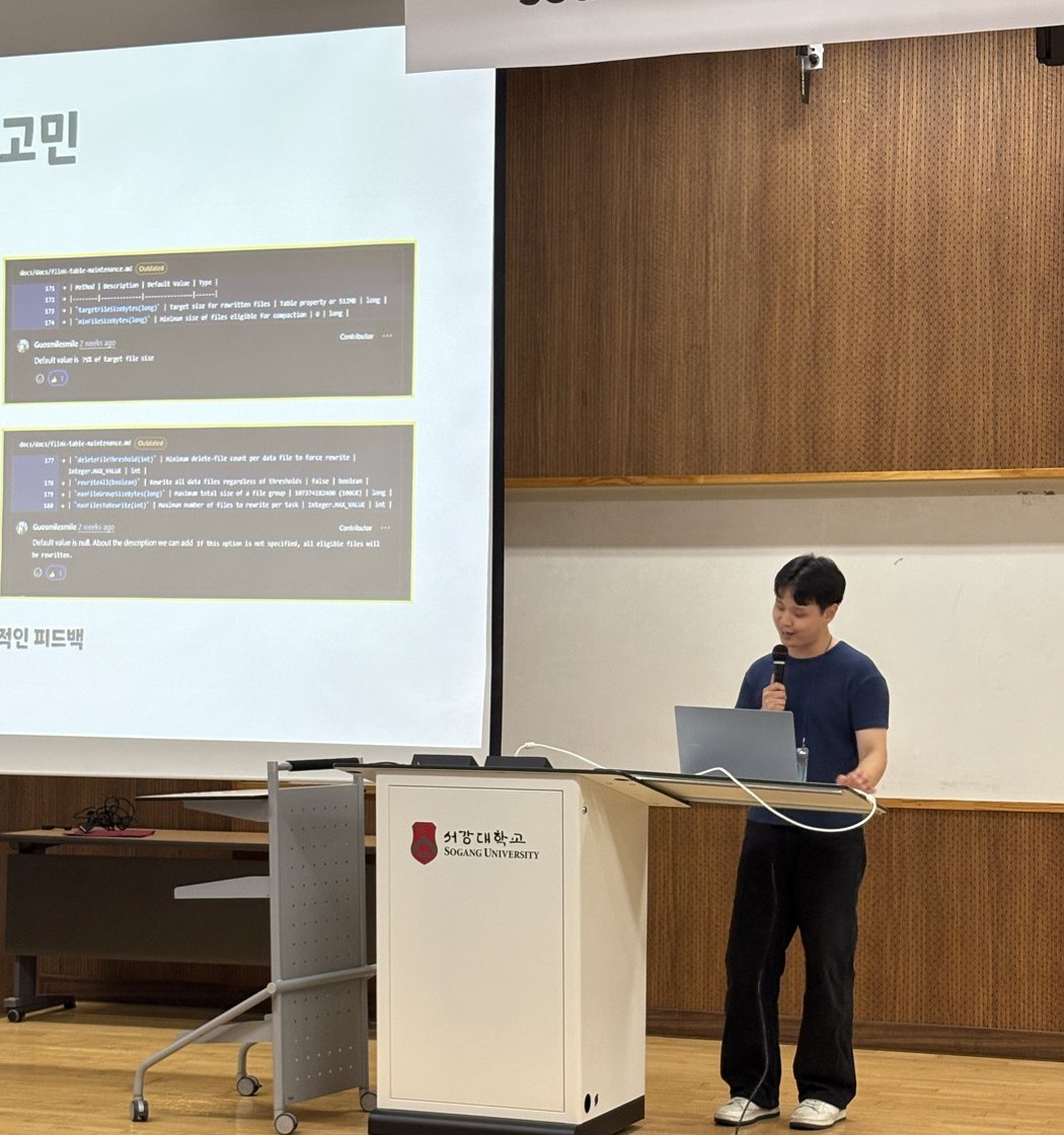 Flink Table Maintenance 문서 PR 에서 받은 리뷰 코멘트를 슬라이드로 보여주며 발표하는 장면.