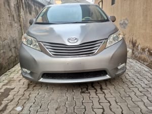 2013 TOYOTA Sienna