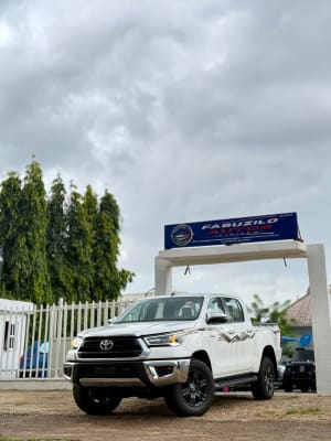 2025 TOYOTA Hilux