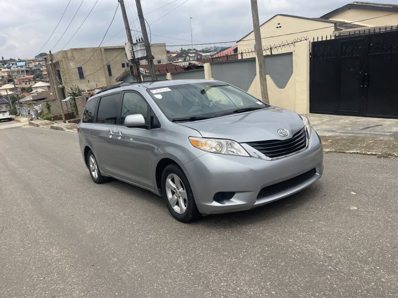 TOYOTA Sienna LE Ikeja