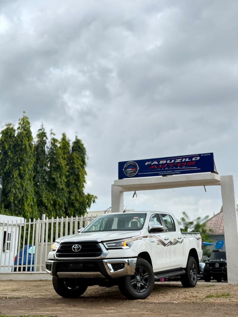 2025 TOYOTA TOYOTA Hilux 2.7 L L4