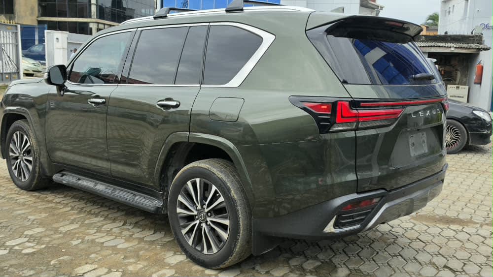 2025 Lexus LX600 Grandeur