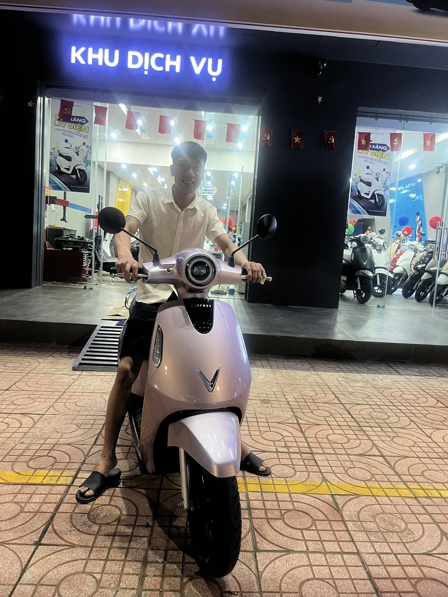 Khách hàng mua xe điện VinFast tại Phú Dũng Quảng Phú