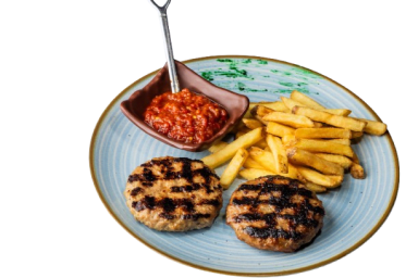 Due polpette di maiale servite con patatine fritte