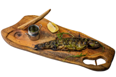 Trota alla griglia servita con salsa alle erbe