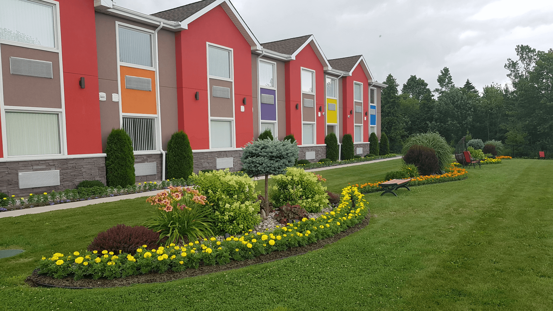 outdoor view of inn in daylight