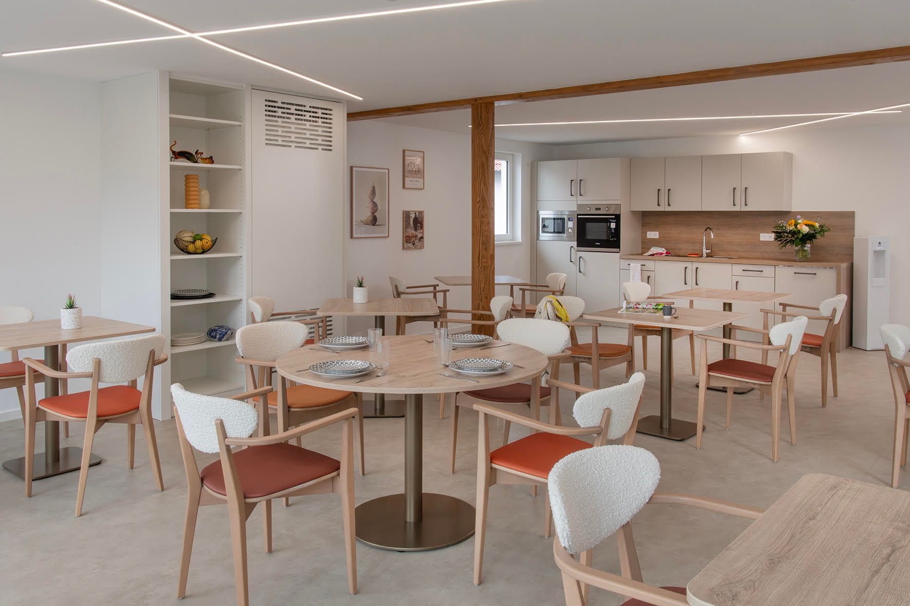 Grand espace aménagé pour les repas en commun, qu‘il est possible de privatiser à la demande