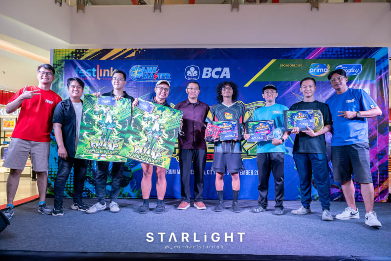 Foto bersama para pemenang kategori Senior