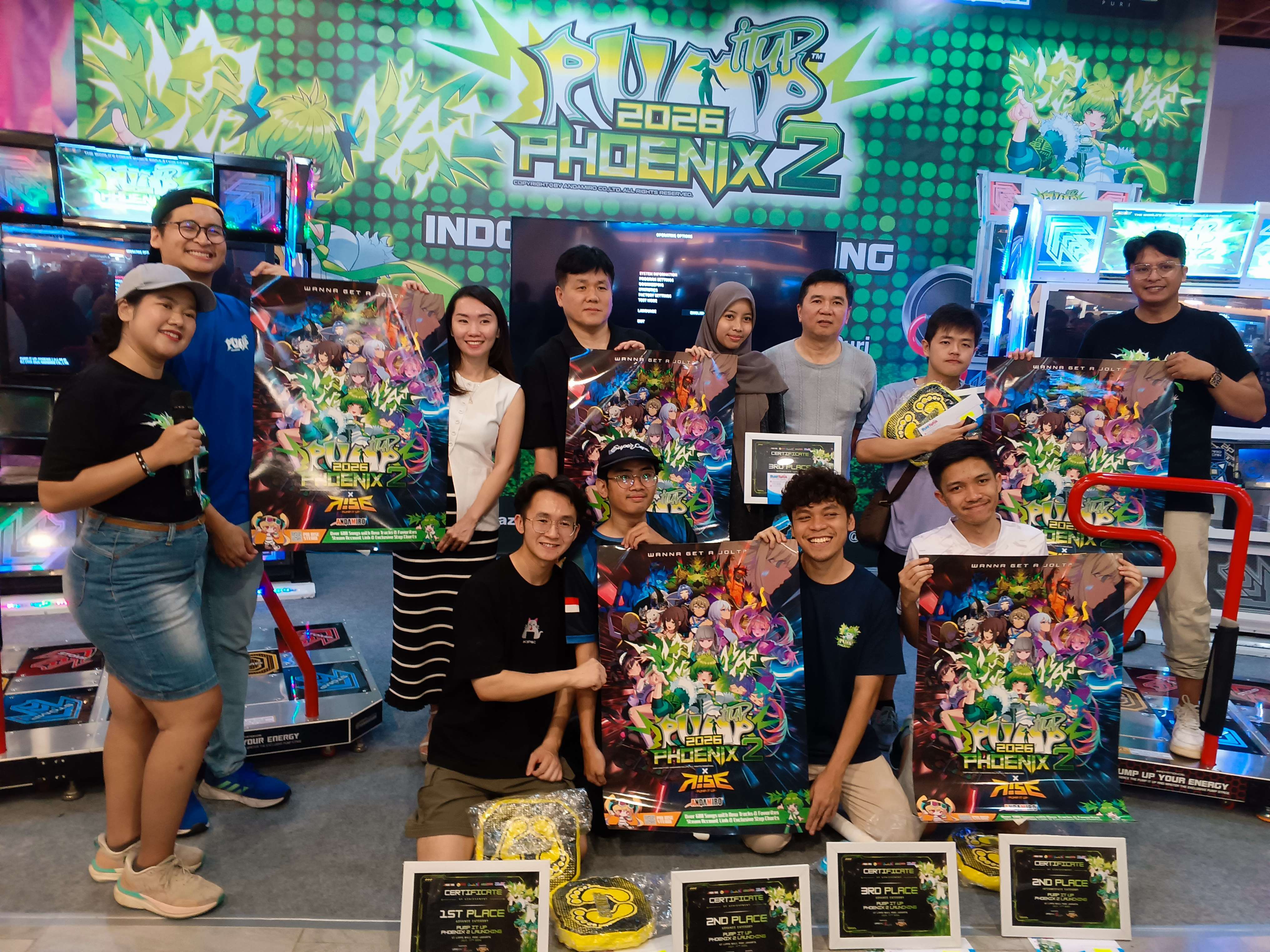 Foto bersama seluruh pemenang, MC, dan IST