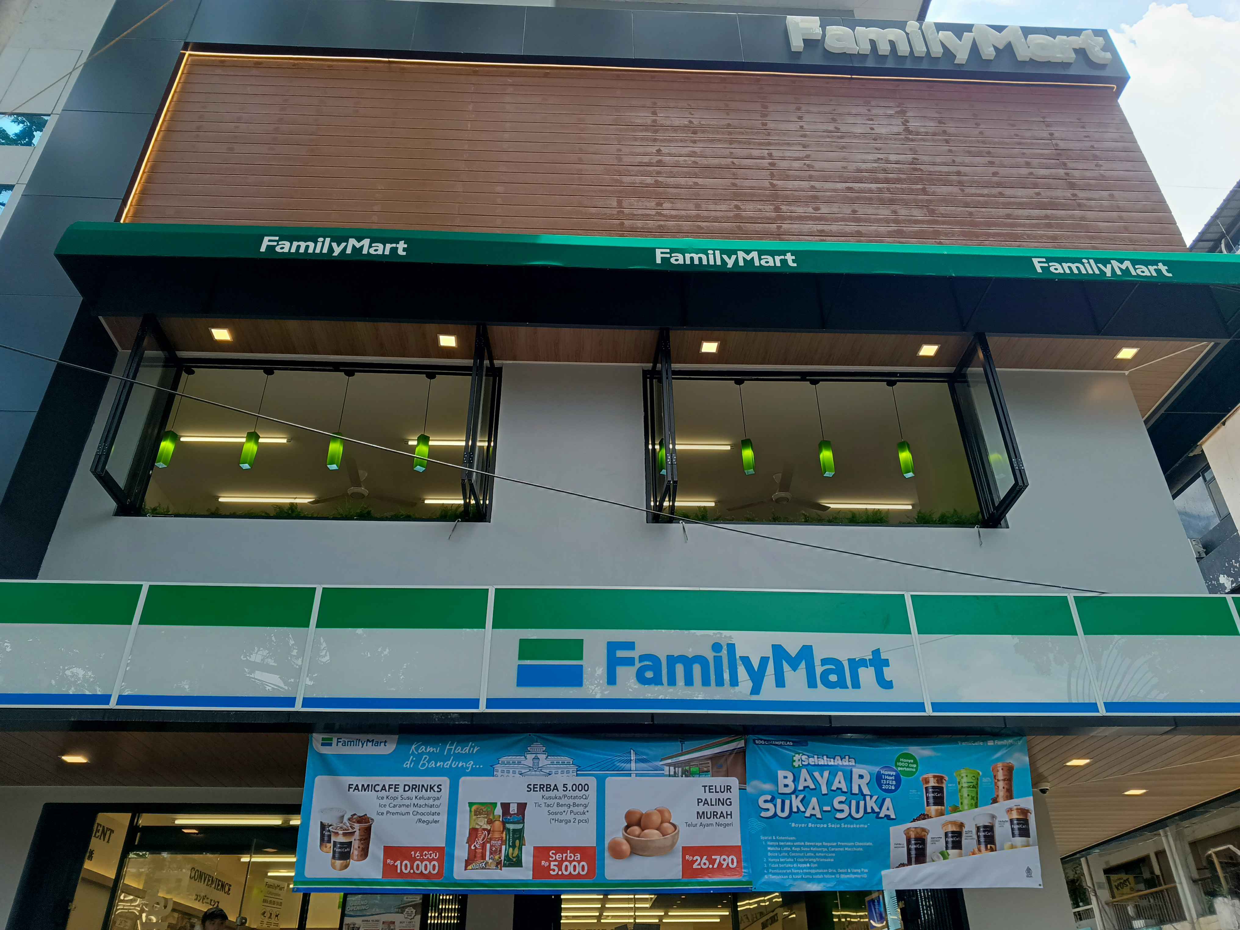 Family Mart Cihampelas