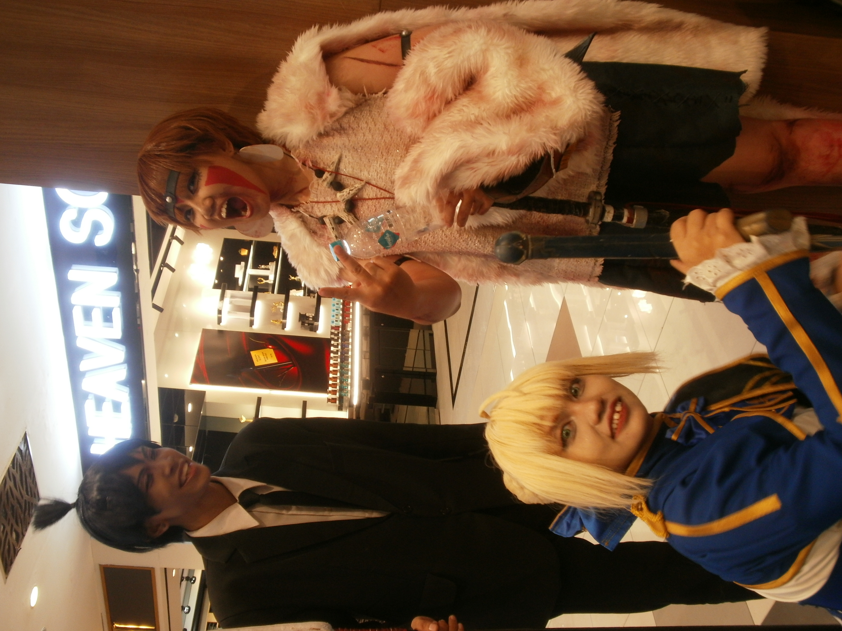 Foto bareng di atrium