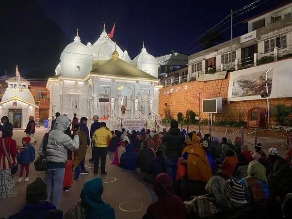 Pilgrims walking towards Gangotri Temple
