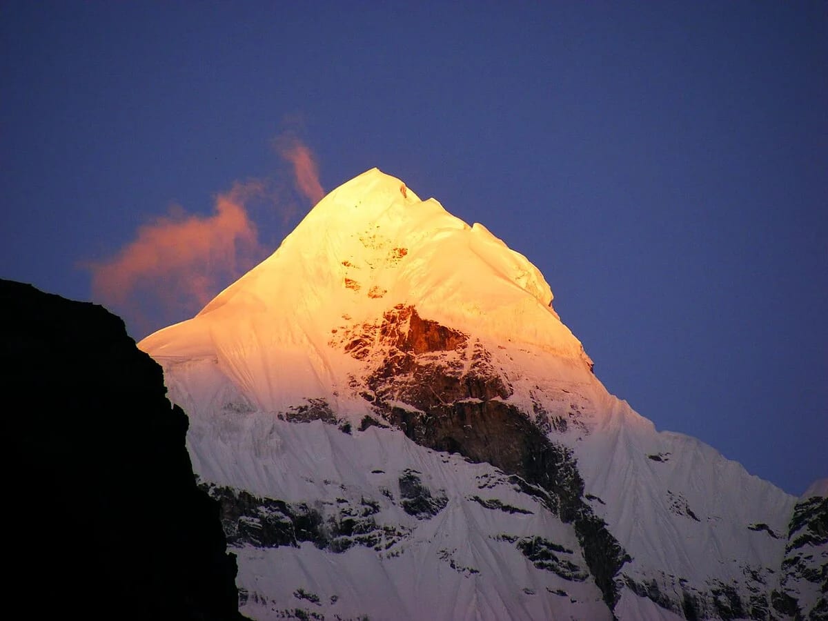 Neelkanth Peak towering behind Badrinath temple
