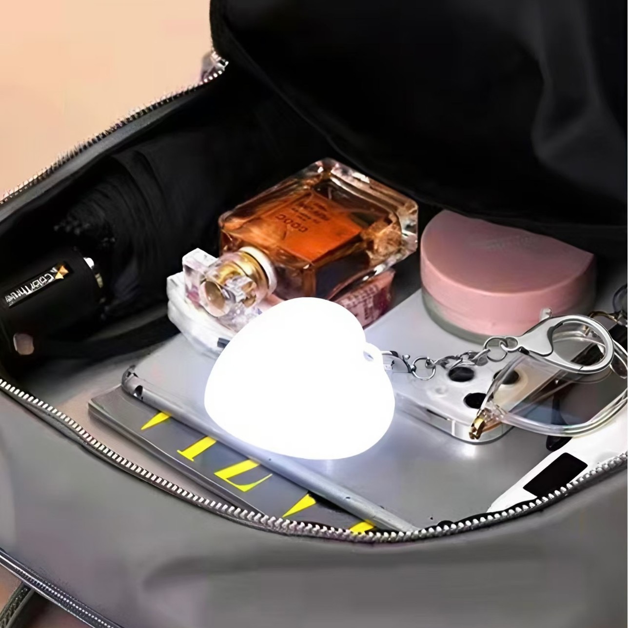 ميدالية القلب المضيئ 🤍💡