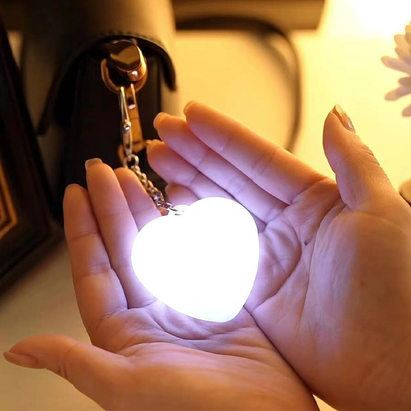 ميدالية القلب المضيئ 🤍💡