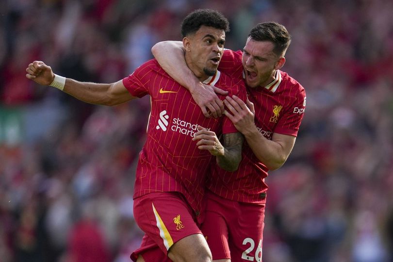 Selebrasi Luis Diaz bersama Andy Robertson saat Liverpool mengalahkan Tottenham. info main bola Kisah Cinta Robertson dan Liverpool: Siap Lanjut ke Babak Baru Nih?