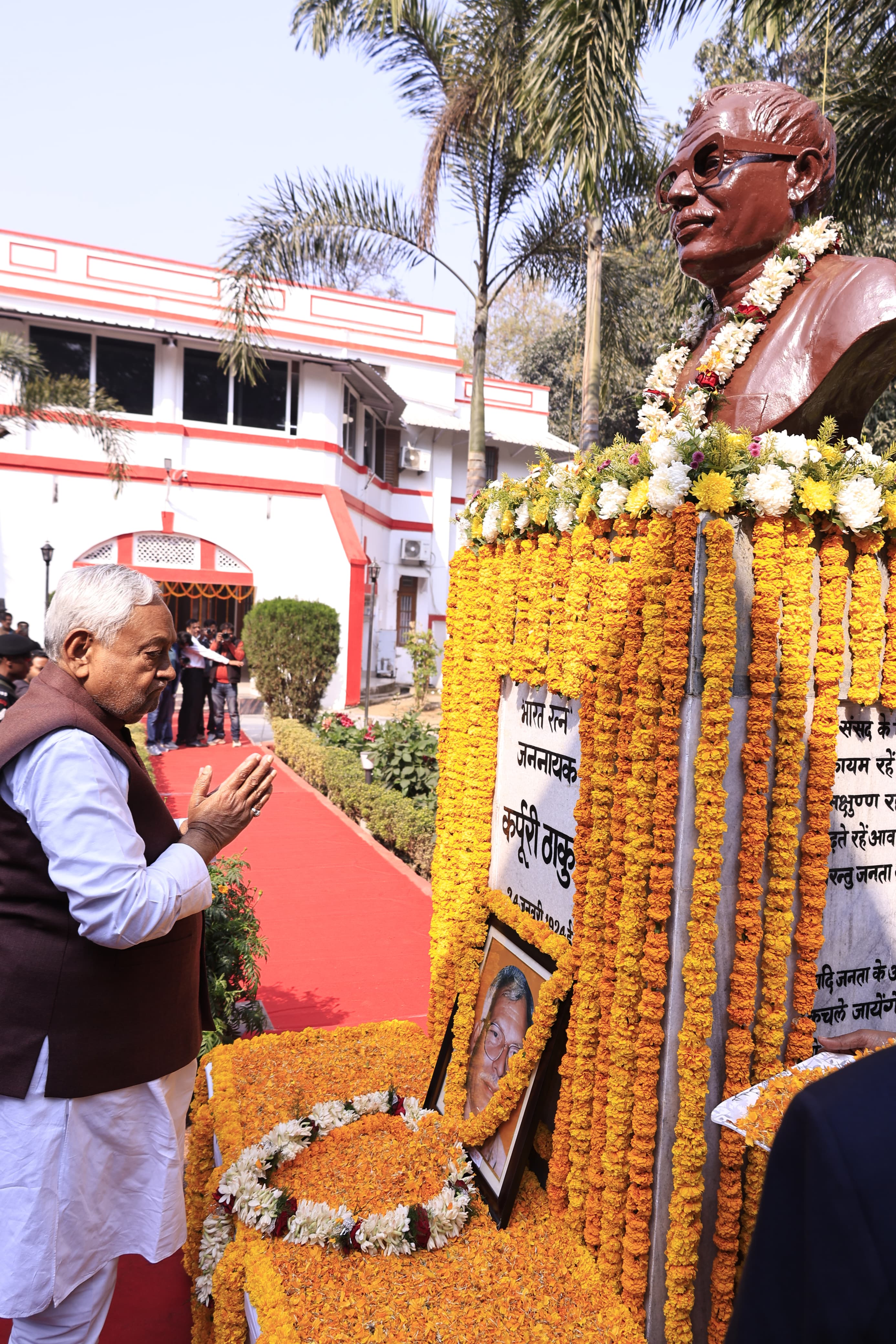 मुख्यमंत्री ने भारत रत्न जननायक कर्पूरी ठाकुर को भावभीनी श्रद्धांजलि अर्पित की