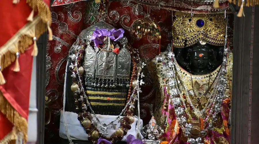 Kheer Bhawani Temple courtyard with the sacred spring at Tulmulla
