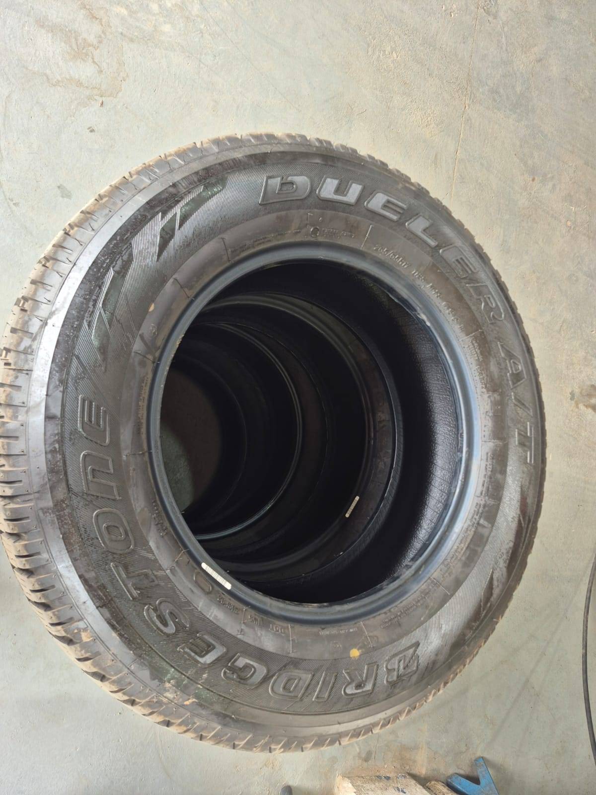 Vendo sin rodar para hilux Bridgestone dueler A/T 265/65 r 17 tengo las 4, foto 1 de 2