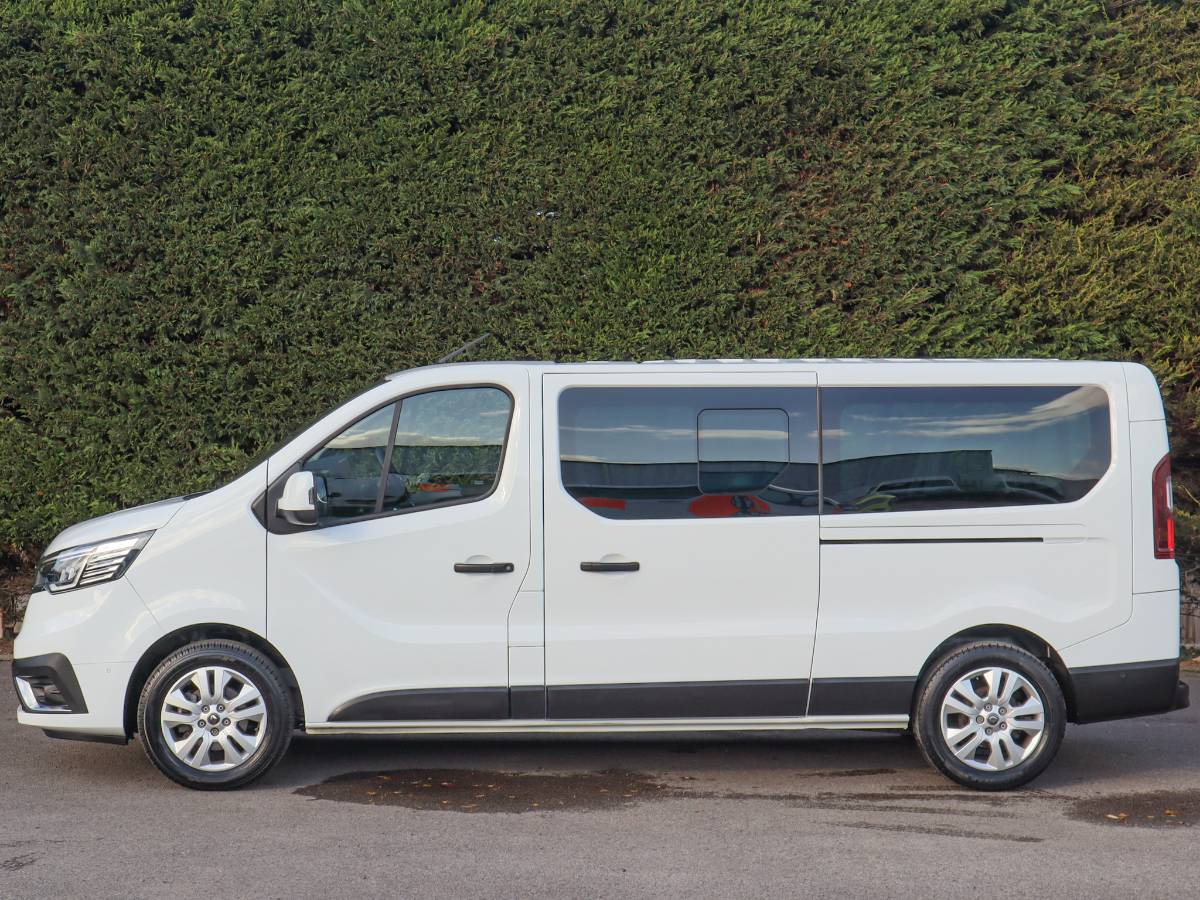 2023 (23) Renault Trafic LL30 Sport Nav 2.0dci 145bhp, L2 LWB 9 Seat Minibus