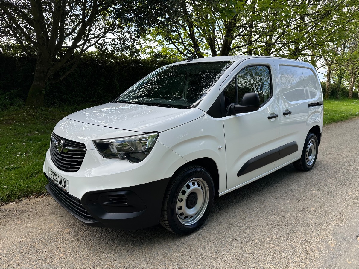 2019 (19) VAUXHALL COMBO CARGO 2300 L1 1.6 TURBO D 100BHP [EURO 6] SWB VAN - ONLY 33000 MILES!