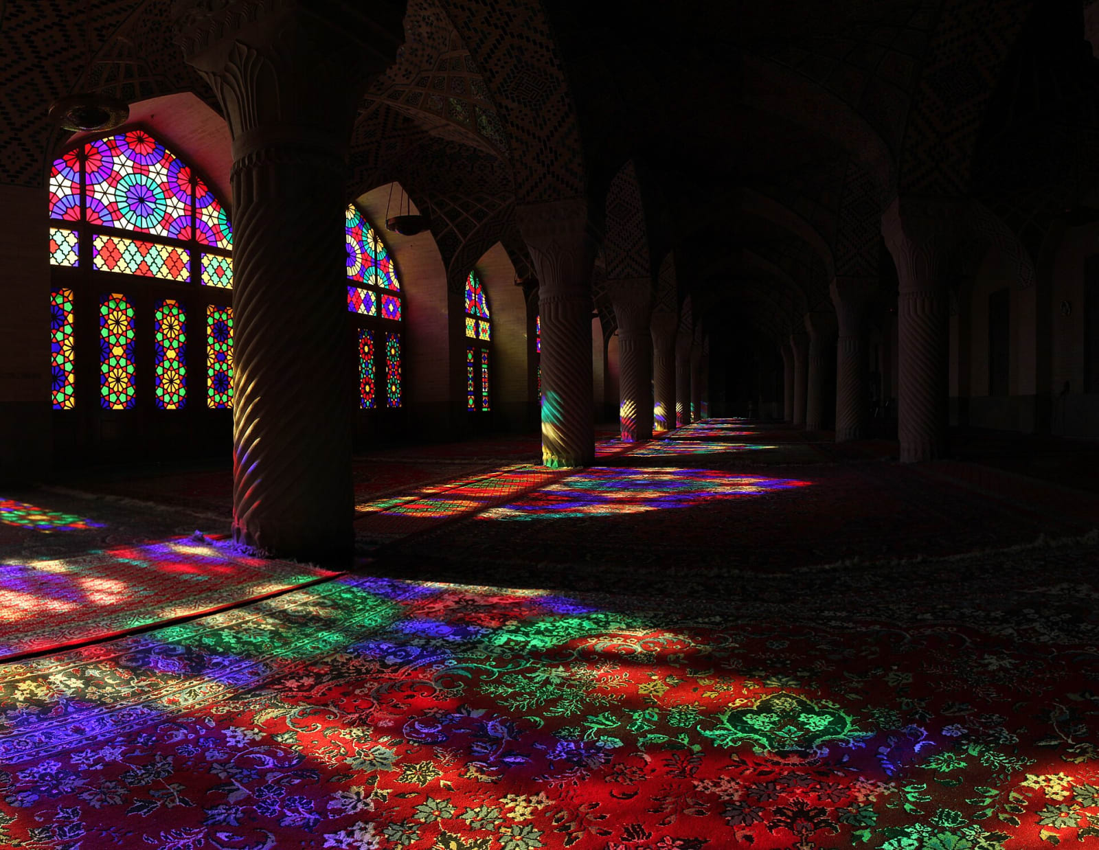 Nasir al-Mulk Camii'nin büyüleyici ışık oyunları