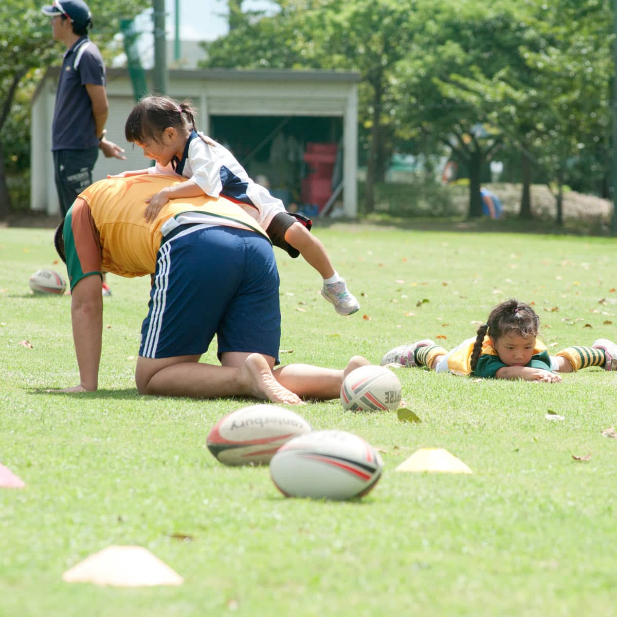 ラグビーをする大人と子供の写真