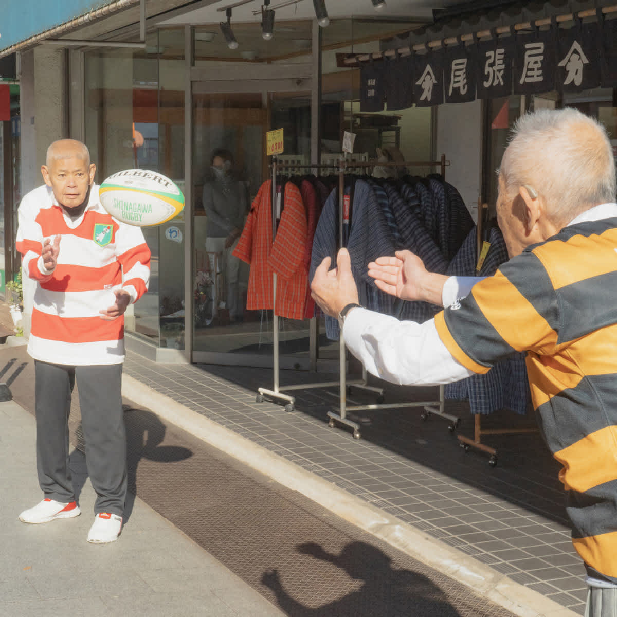 パスし合う人たちの写真