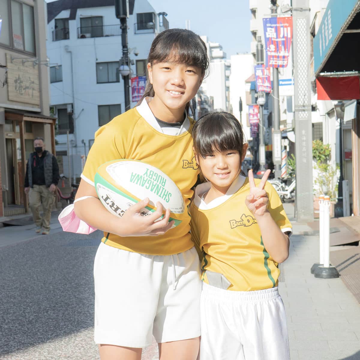 ラグビーをする子供2人の写真