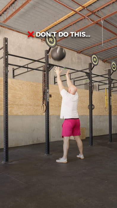 Can you spot the difference? 👇
❌ Leaving the arms fully extended during the throw
This is a HUGE efficiency killer. Fully extended arms = more time under tension. Try bringing them down between throws.
❌ Letting the ball crash down on you
Think about catching the ball as you start to descend into your squat. One fluid motion maximizes effort.
❌ Catching with your arms instead of your hands.
Letting the ball fall into your arms pulls you forward, adds more tension to your biceps, and crushes your breathing. Catch with those hands!
Ready to try your first class? Link in bio to sign up!
