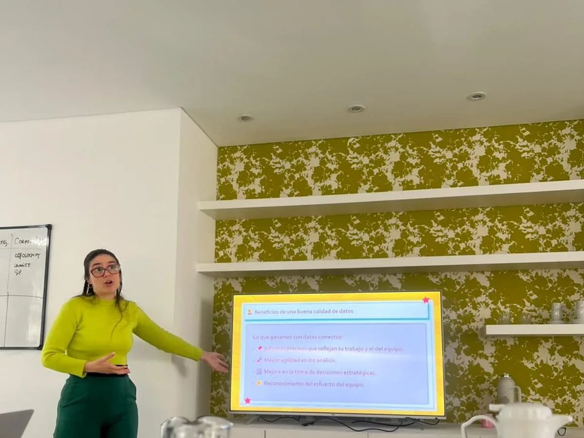 Paula Bria frente a una pantalla explicando los beneficios de una buena calidad de datos