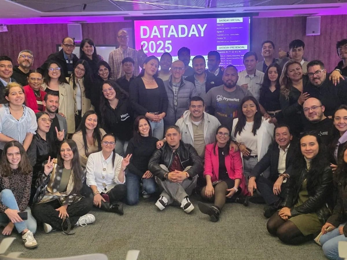 Foto grupal de cierre del DataDay Colombia 2025, con toda la comunidad reunida bajo el cartel del evento
