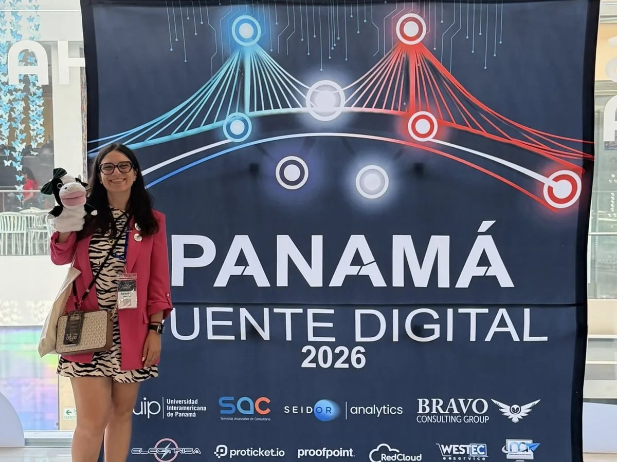 Paula Bria frente al cartel de Panamá Puente Digital 2026, con credencial de speaker