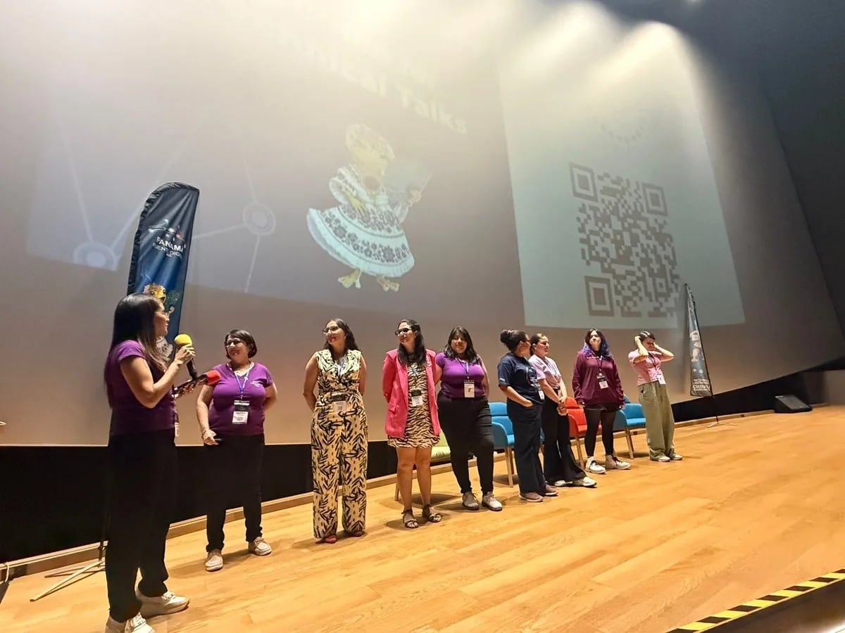 Panel de mujeres en el escenario de Women in Technical Talks, en Panamá