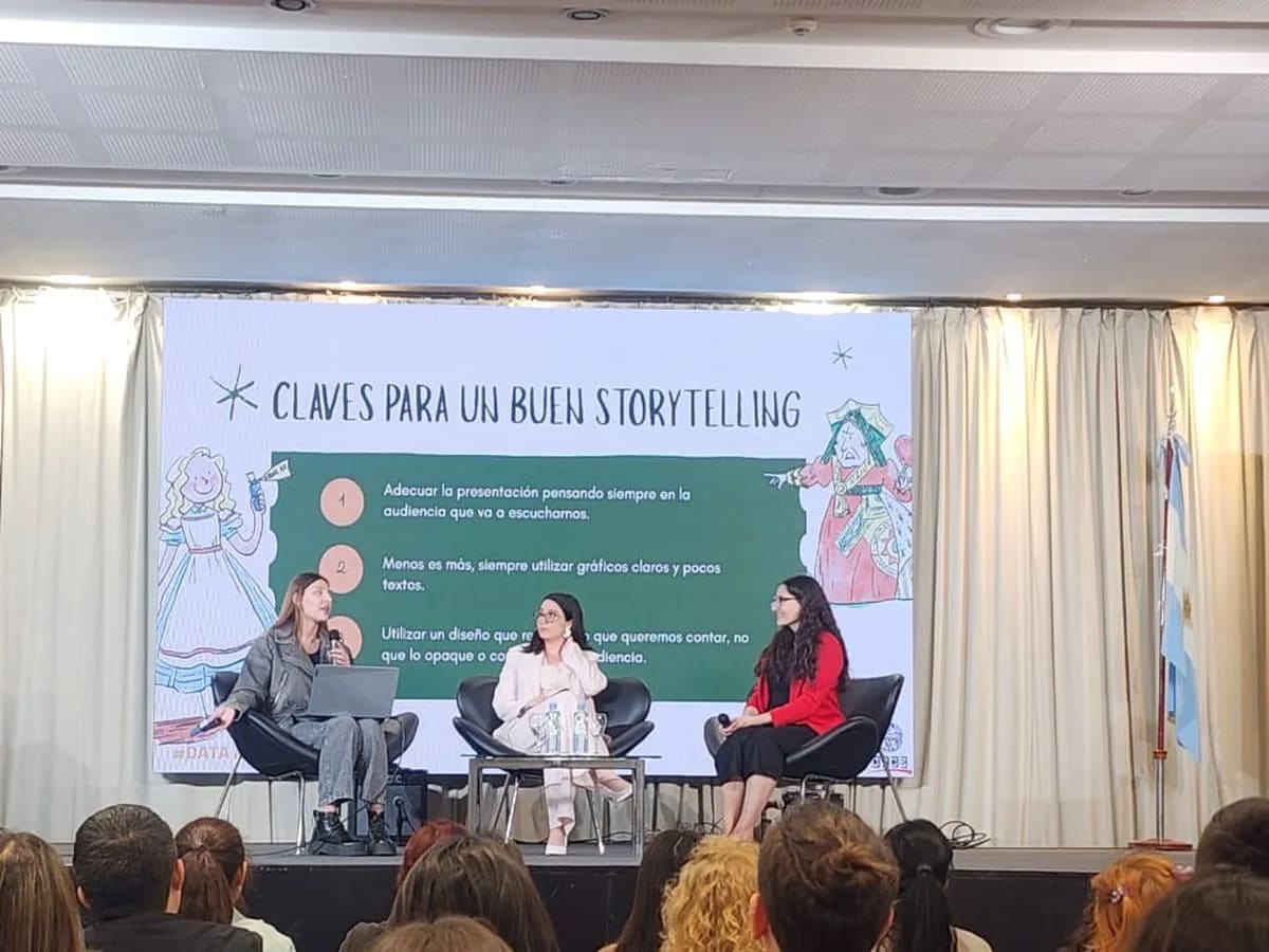 Paula Bria en un panel sobre storytelling con datos, ante un auditorio lleno